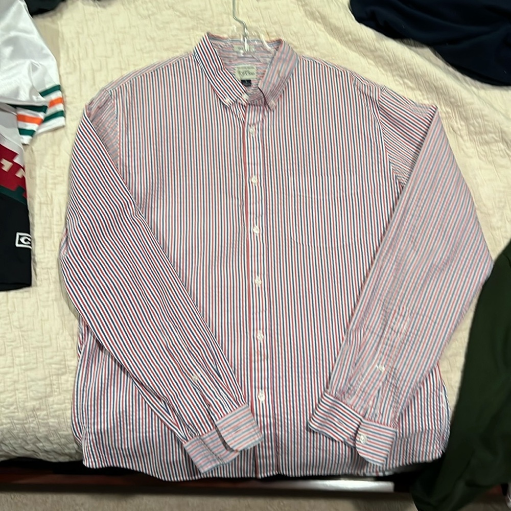 J Crew Men’s L Classic fit red white and blue sear-sucker button down